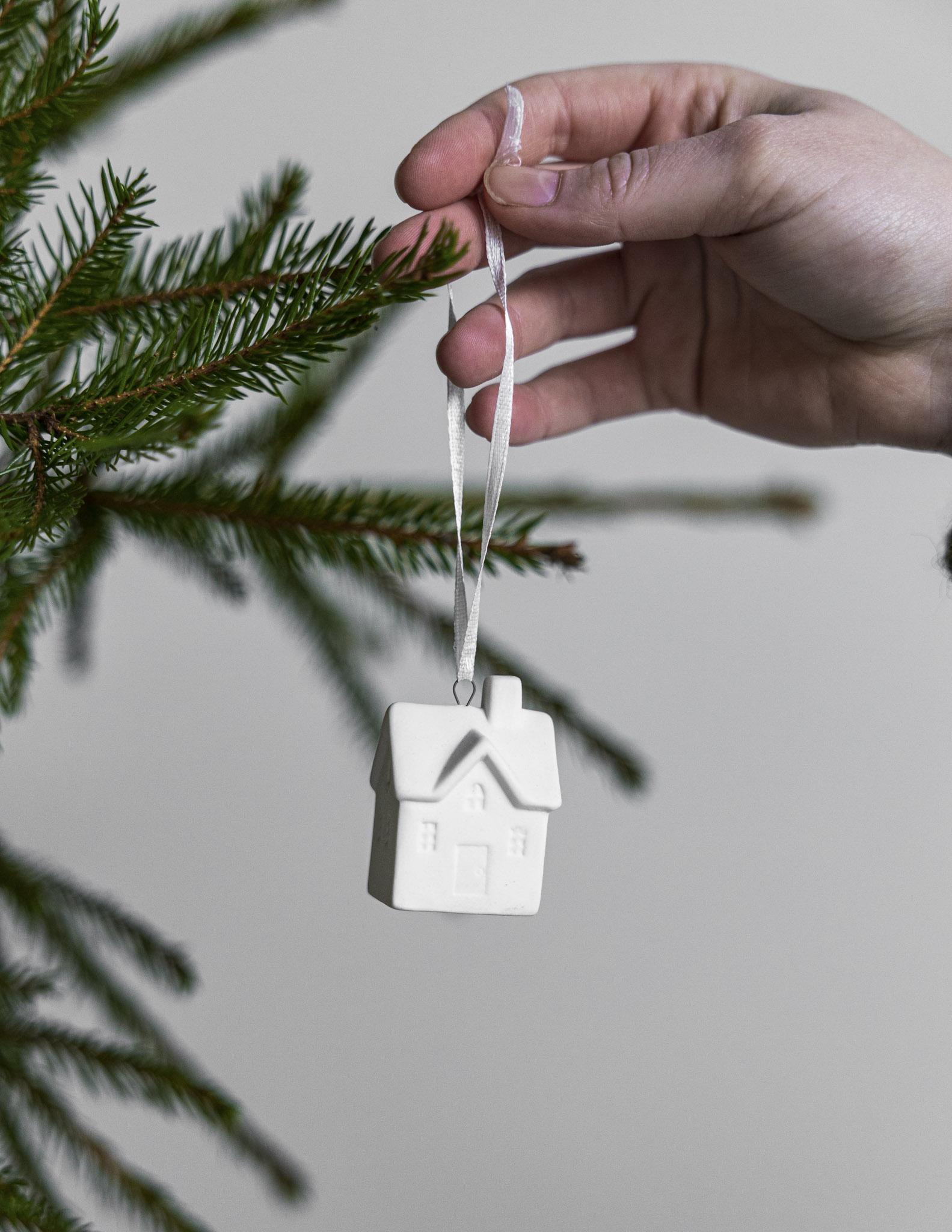 Keramik Weihnachtshäuschen BYHUS NR 3 | Storefactory – Bild 3