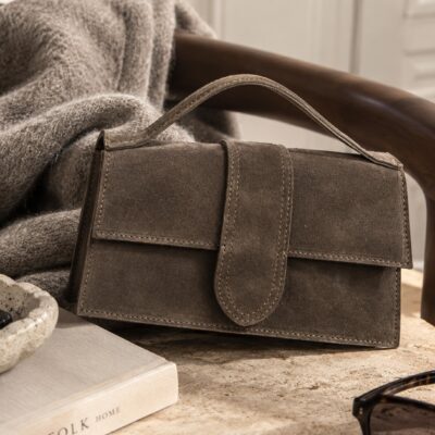 Wildleder Handtasche in Dunkelbraun mit Griff und Schulterriemen