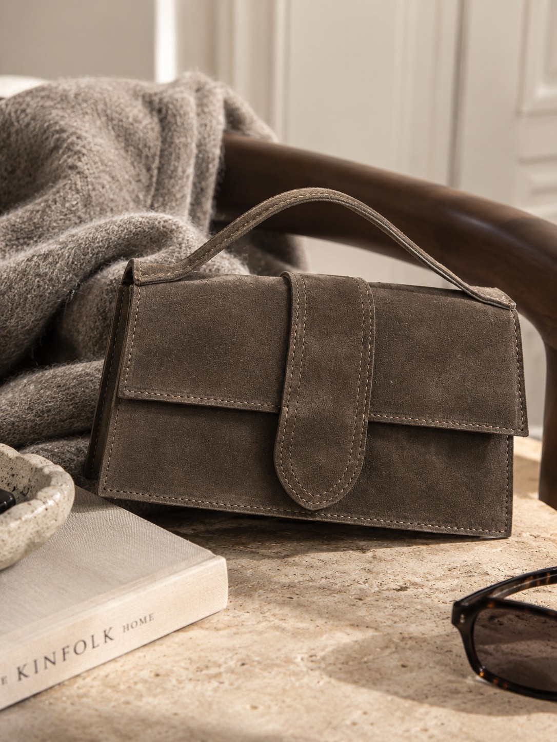 Wildleder Handtasche in Dunkelbraun mit Griff und Schulterriemen